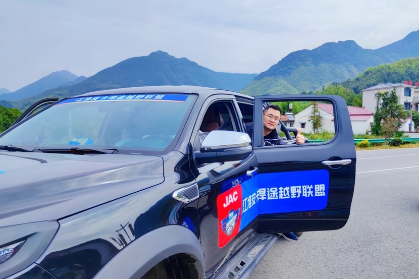 鲨鱼王多变体汽车智能皮卡后箱盖 鲨鱼王多变体汽车智能皮卡后箱盖