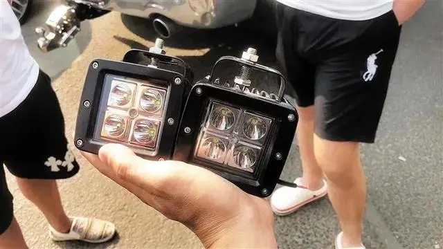 公羊皮卡车非法改装爆闪灯跑高速 